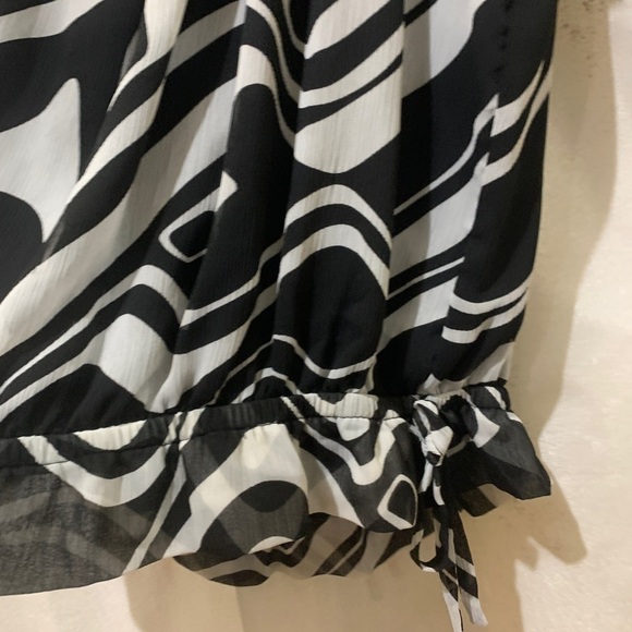 3/$28❤️black and white lined woman, size XL blouse - Picture 2 of 6